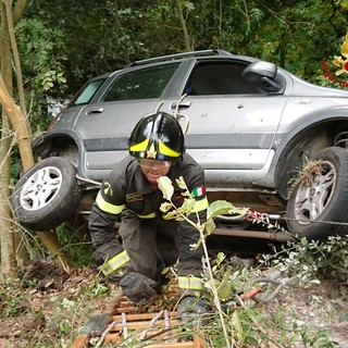 Alpicella: auto finisce fuori strada, intervento in corso (FOTO e VIDEO)