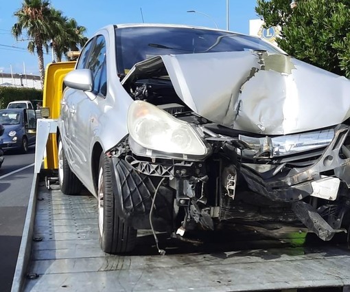 Auto contro un palo sulla via Aurelia tra Loano e Pietra: donna in codice giallo