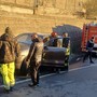 Principio d’incendio per un'auto a Savona: vigili del fuoco in azione