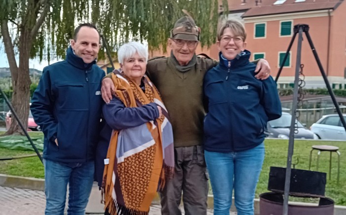 Da sinistra, il presidente Mirko Fossati, Patrizia Barroero, il capogruppo degli Alpini Elio Lunghi e la vice presidente Cinzia Ballesio