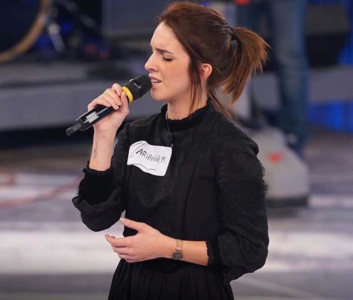 &quot;Piacerebbe a tutti i pugili vincere così&quot;: la cantante quilianese Arianna Manca passa a braccia alzate al terzo step di &quot;Amici&quot;