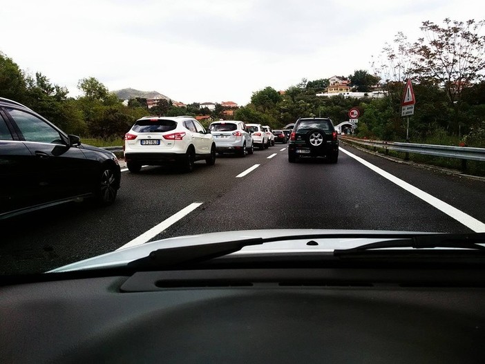 Autostrade, tornano i pedaggi, ma restano i cantieri. Oggi fino a otto chilometri di coda in A26