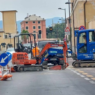 Savona, allaccio rete fognaria in via Nizza: senso unico alternato davanti a Villa Zanelli