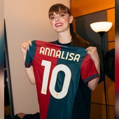 Non si ferma l'onda di BellissimA, il Genoa dona una maglia rossoblù ad Annalisa