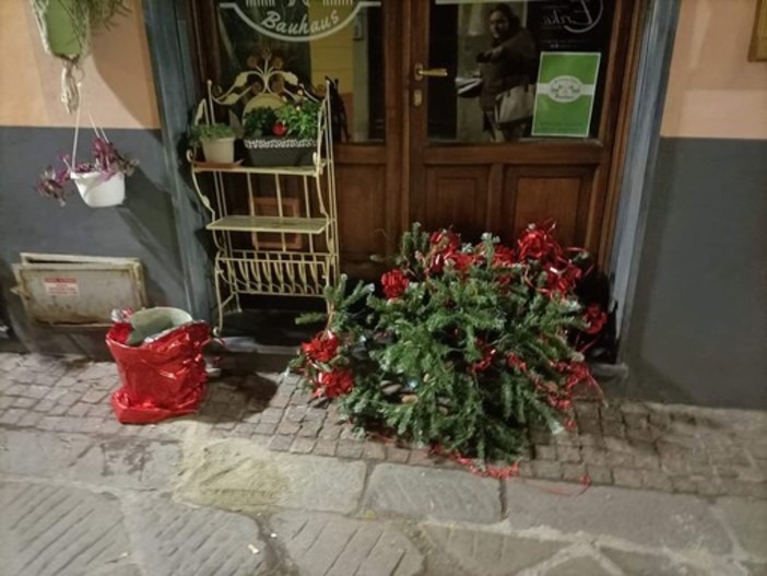 Moto per terra e addobbi natalizi danneggiati ad Albissola, individuato il responsabile dalla polizia locale