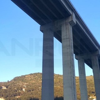 Cervo, non solo la frana, mezzo pesante incastrato sulla strada per Rollo, unica soluzione l'autostrada