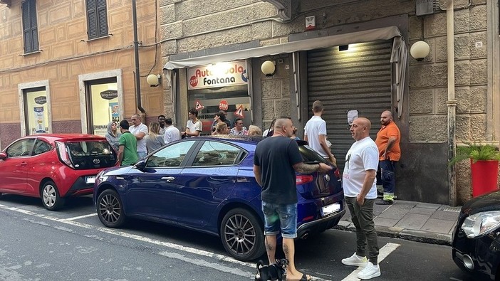 Autoscuola sospesa per 3 mesi, la protesta dei clienti davanti alla sede: &quot;Una situazione paradossale&quot;