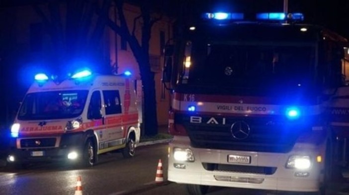 Albisola, cadono pietre dal muraglione sulla spiaggia: feriti trasportati al San Paolo