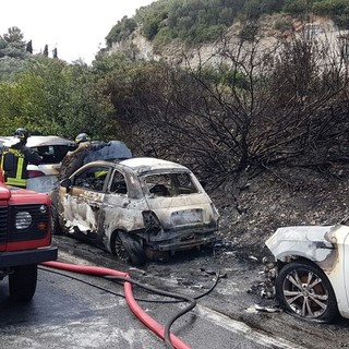 Rogo d'auto a Varigotti: decine di chiamate ai pompieri