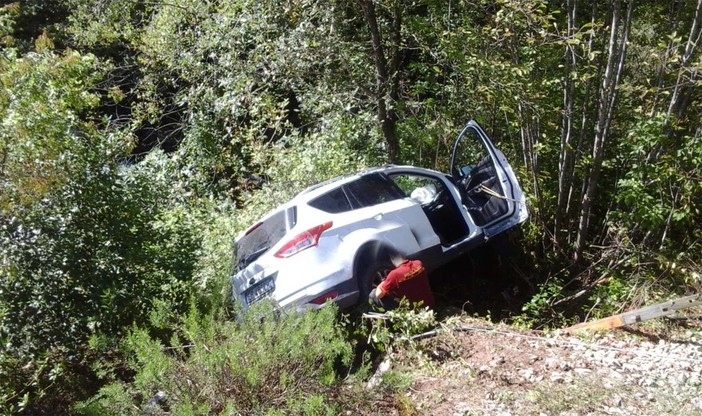 Castelbianco, macchina finisce fuori strada e resta in bilico sul ciglio della strada