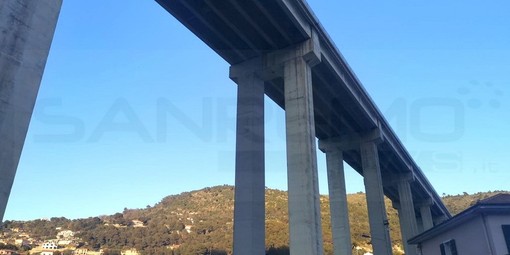 Cervo, non solo la frana, mezzo pesante incastrato sulla strada per Rollo, unica soluzione l'autostrada