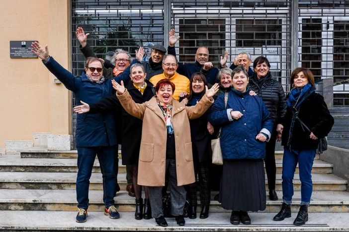 Albenga, alunni e professori della 1B si ritrovano 50 anni dopo davanti al liceo G. Bruno