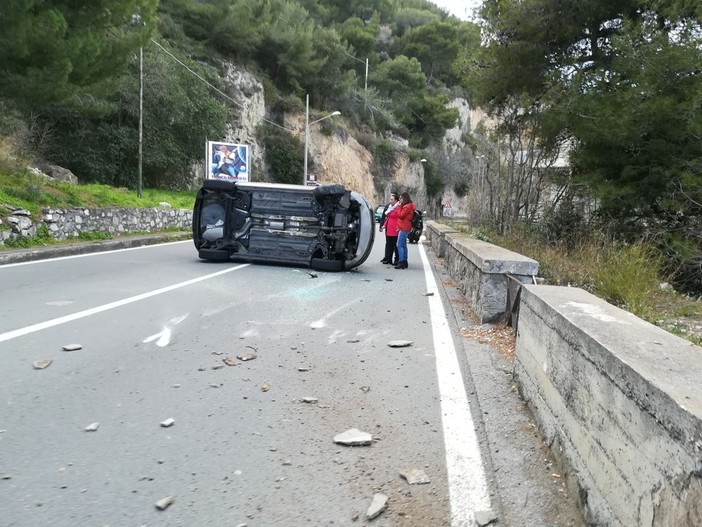 Borghetto, sbanda e si ribalta nelle curve di Capo Santo Spirito