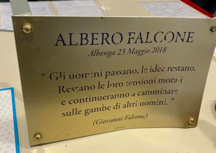 Atto vandalico nelle scuole di via degli Orti ad Albenga: danneggiata la targa in memoria di Giovanni Falcone