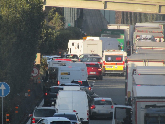 Traffico in tilt sulla A10: ambulanza bloccata all'altezza di Celle Ligure (FOTO e VIDEO)