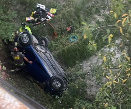 Cairo, auto cade da un ponte in località Ville: mobilitato l'elicottero Grifo (FOTO)