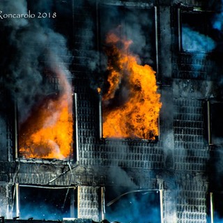 Incendio all'Autorità Portuale: danneggiati anche capannoni vicini e alcune vetture