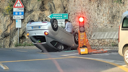 Borghetto, auto si capotta lungo l'Aurelia a Capo Santo Spirito: illeso il conducente