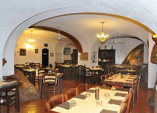 A Pietra Ligure, Ristorante Pizzeria e camere da favola “Al Castello”