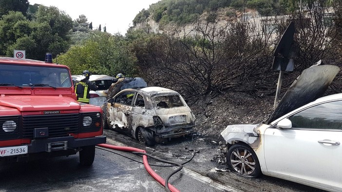 Rogo d'auto a Varigotti: decine di chiamate ai pompieri