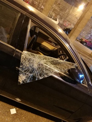 Savona, spaccano il finestrino e frugano in auto: ladri in azione nel tunnel di via Tissoni