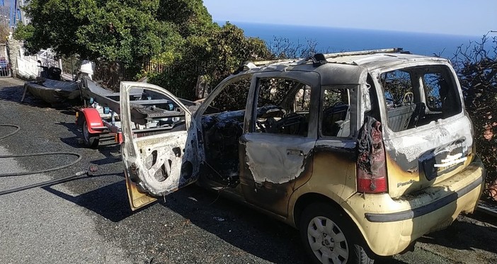 Auto in fiamme ad Albissola Marina: intervento dei vigili del fuoco