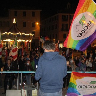 Ddl Zan, in 150 in piazza Sisto a Savona per protestare contro l’affossamento in Senato  (FOTO e VIDEO)