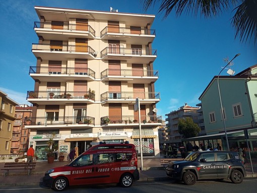 Andora, dopo l'incendio della Palazzina il Comune revoca la sospensione d'uso di due attività commerciali