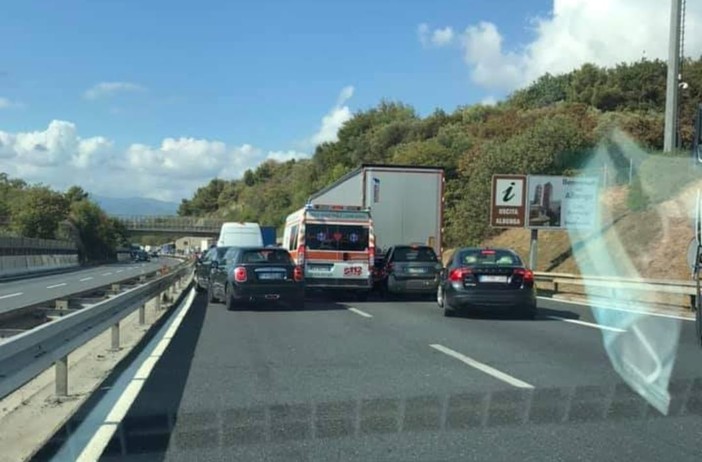 Bollino nero in autostrada, ambulanza bloccata nel traffico in A10, code fino a undici chilometri