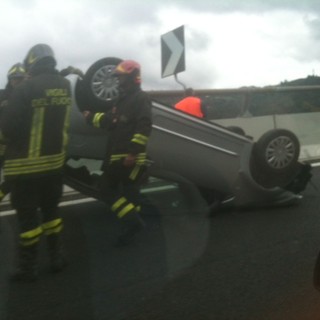 A6: si ribalta un auto tra Altare e Savona