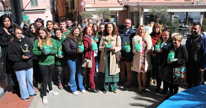 Alassio: inaugurata l’aiuola della FIDAPA contro la violenza sulle donne. Cinzia Salerno: &quot;Una giornata bellissima e che ha regalato grandi emozioni&quot;.  (Foto)