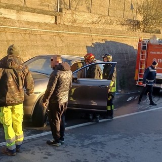 Principio d’incendio per un'auto a Savona: vigili del fuoco in azione