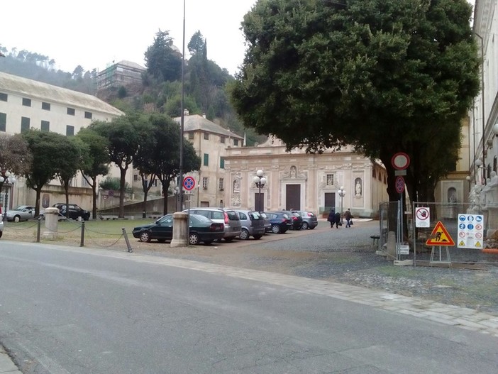 Parcheggi abusivi in piazza del Santuario