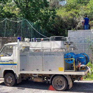 L'autobotte della Protezione Civile di Finale impegnata nei rifornimenti a Giustenice