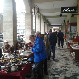 A Loano domenica torna il tradizionale mercatino dell'antiquariato