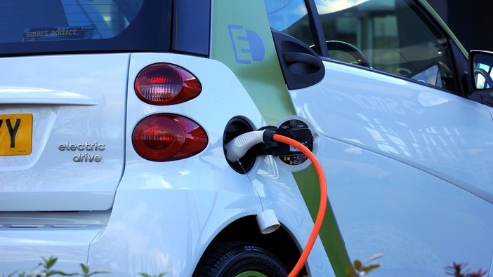 Finale, trovato l'accordo tra Amministrazione e fornitore: ecco due nuove colonnine per la ricarica di auto elettriche