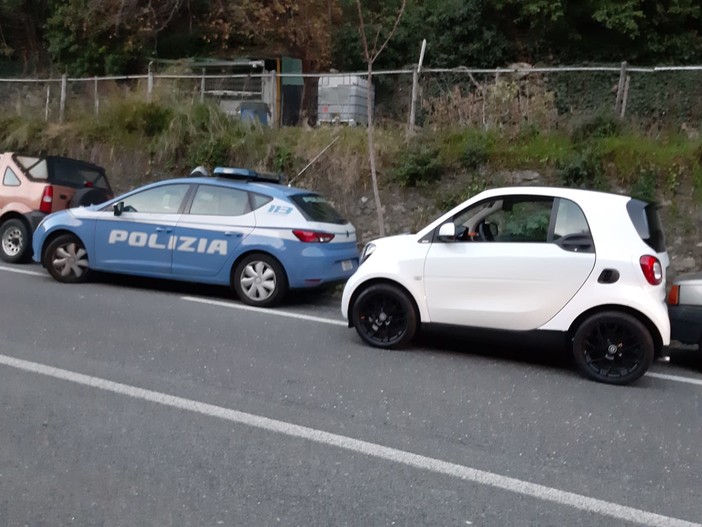 Savona, auto abbandonata nella strada del Cadibona: ricerche della polizia