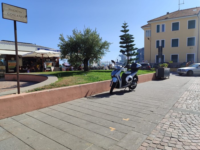 Dà in escandescenza, aggredisce bagnanti e ferisce un agente della polizia locale: attimi di paura nella spiaggia della Finanza a Finale