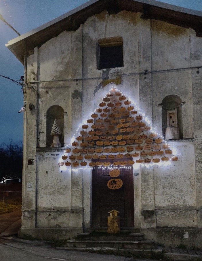 Arriva il Natale anche nel &quot;Borgo della zucca&quot;: a Rocchetta di Cengio ecco il presepe e un albero speciale