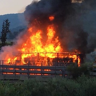 Tir in fiamme sulla A10 ad Albenga: autostrada chiusa in direzione Francia (FOTO E VIDEO)