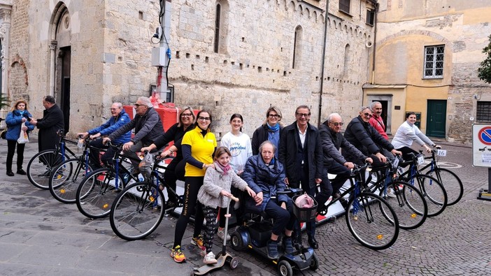 Albenga s’illumina d’immenso: “Prendiamoci per mano” e “Aism” pedalano per il Parkinson e la Sclerosi Multipla