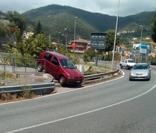 Rimane incastrato con l'auto su una scalinata a Pietra Ligure