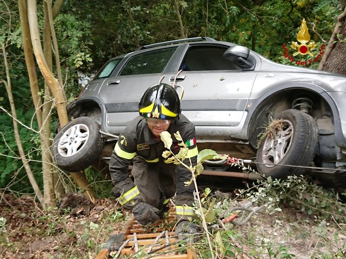 Alpicella: auto finisce fuori strada, intervento in corso (FOTO e VIDEO)