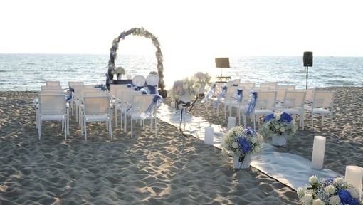 La spiaggia di Albisola allestita per un matrimonio