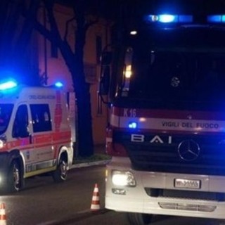 Albisola, cadono pietre dal muraglione sulla spiaggia: feriti trasportati al San Paolo