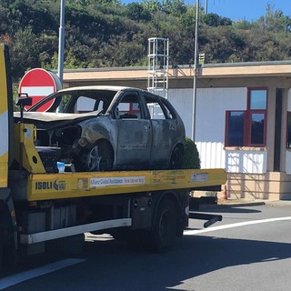 Veicolo in fiamme sulla A10 tra Savona e Spotorno: disagi al traffico (FOTO)