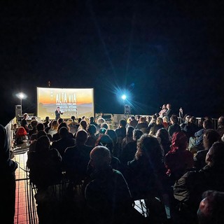 “Alta Via – Storie di cielo, terra e mare”, a Pietra applausi per la proiezione sul Pontile Marinai d’Italia (FOTO)