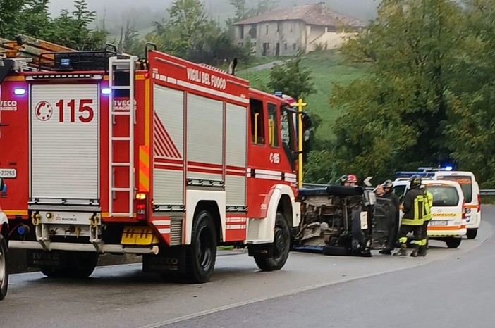 Auto ribaltata tra Cosseria e Millesimo, soccorsi mobilitati (FOTO)