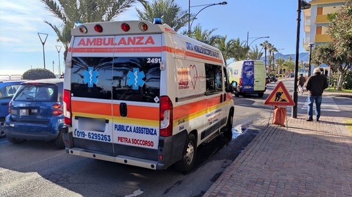 Pietra, incidente sul lungomare Bado: un ferito al Santa Corona (FOTO)