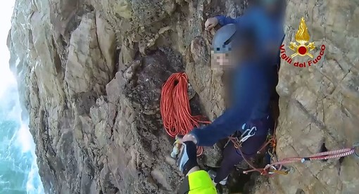 Rimangono bloccati durante un'arrampicata a Capo Noli, intervento dell'elisoccorso